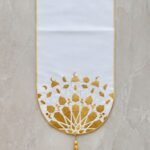 مفرش طاولة ذهبي