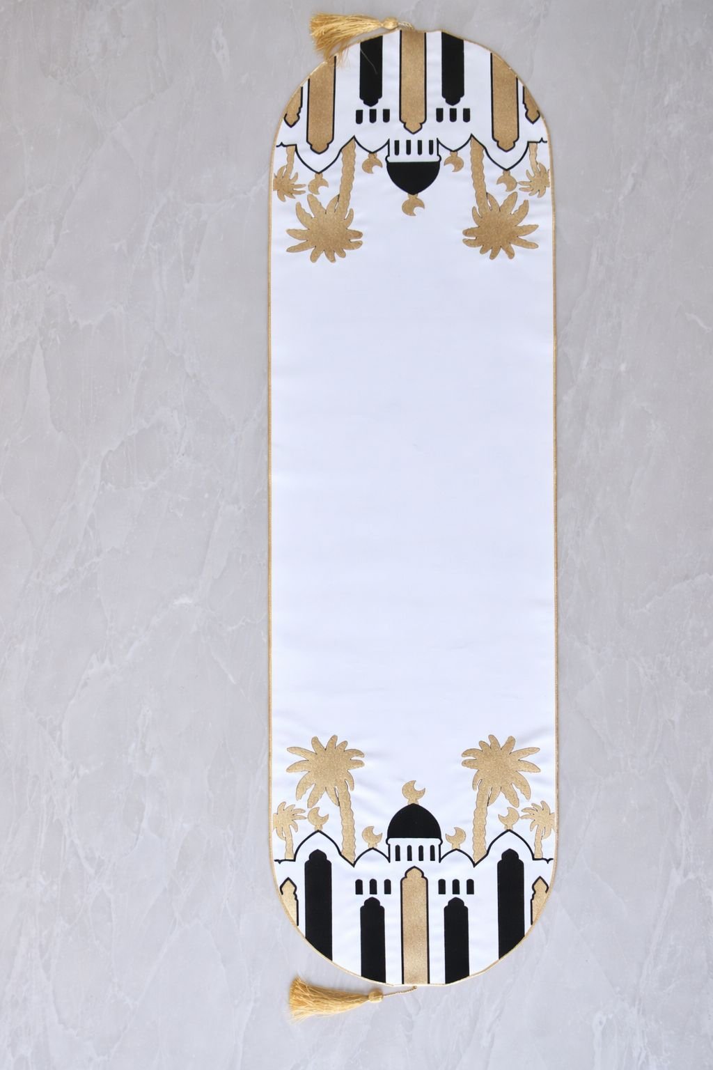 40afe12c-bd12-40d2-85ec-589493ddfe84 مفرش طاولة ذهبي واسود - Image 1